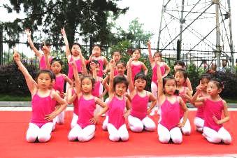 最新幼兒舞蹈展示，歡樂的自然美景探索之旅