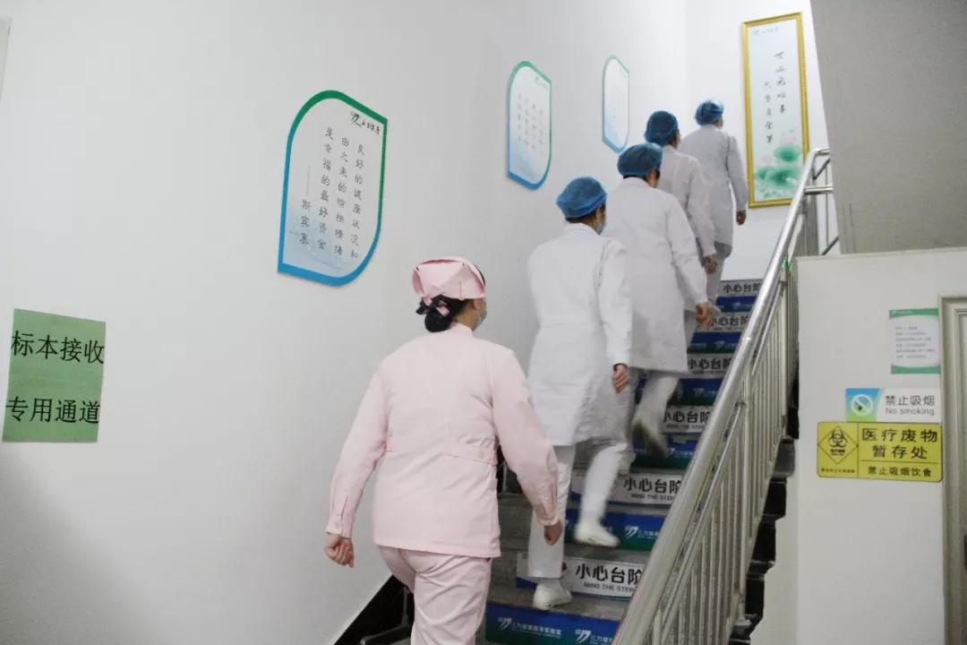 最新冠形病毒，小巷深處的獨(dú)特邂逅